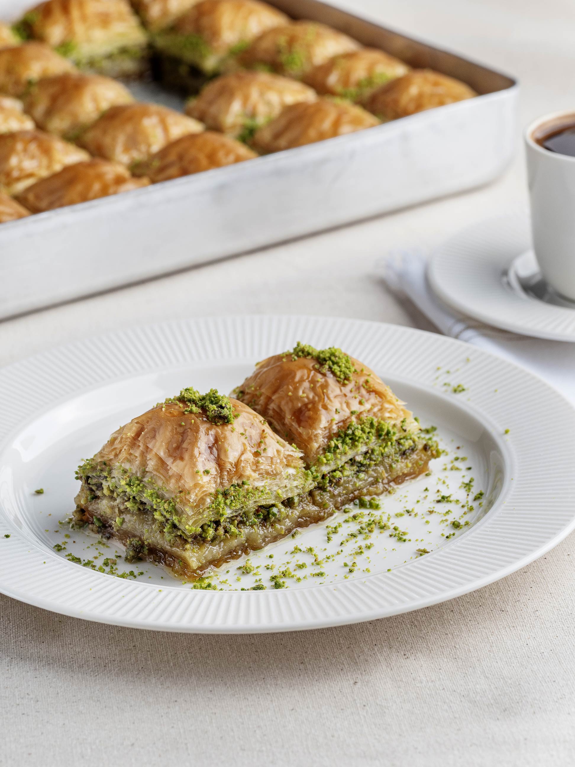 Saytad Özel Kare Fıstıklı Baklava — bol fıstıklı altın rengi kare baklava dilimleri