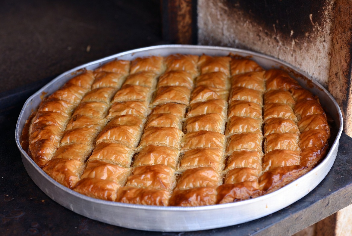 Fırından yeni çıkmış Antep baklavası tepsisi